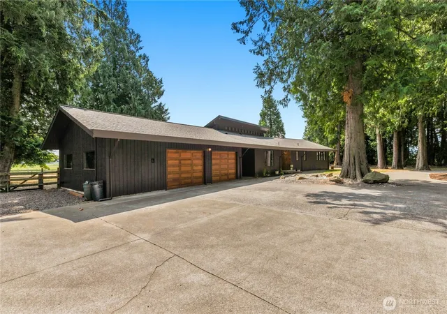 Photo 4 of Single family home for sale at 831 E Wiser Lake Rd, Lynden, WA 98264 | MLS# NWM2569066 | Listing updated on 2026-09-29