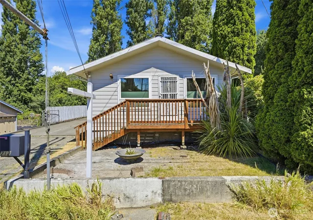 Photo 2 of Single family home for sale at 712 S Director St, Seattle, WA 98108 | MLS# NWM2569078 | Listing updated on 2026-10-01