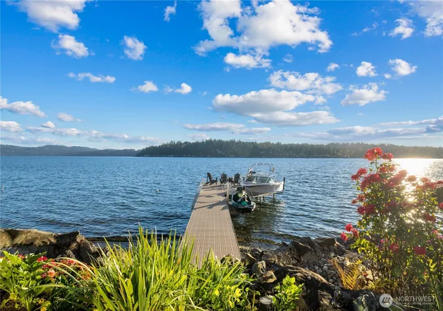 Photo 3 of Single family home for sale at 2825 E Lake Sammamish Pkwy Ne, Sammamish, WA 98074 | MLS# NWM2569133 | Listing updated on 2026-09-23