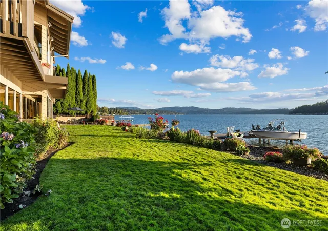 Photo 3 of Single family home for sale at 2825 E Lake Sammamish Pkwy NE, Sammamish, WA 98074 | MLS# NWM2569133 | Listing updated on 2026-09-23