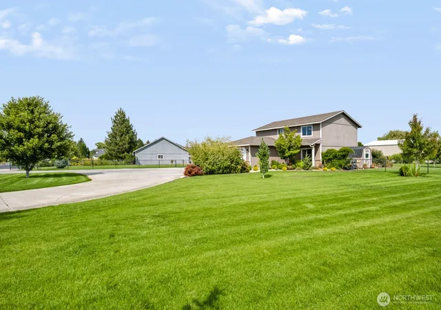 Photo 2 of Single family home for sale at 3145 Snow Goose Rd Ne, Moses Lake, WA 98837 | MLS# NWM2569135 | Listing updated on 2026-09-23