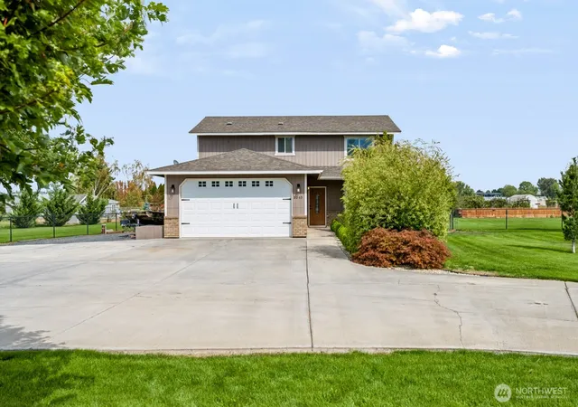 Photo 3 of Single family home for sale at 3145 Snow Goose Rd Ne, Moses Lake, WA 98837 | MLS# NWM2569135 | Listing updated on 2026-09-23
