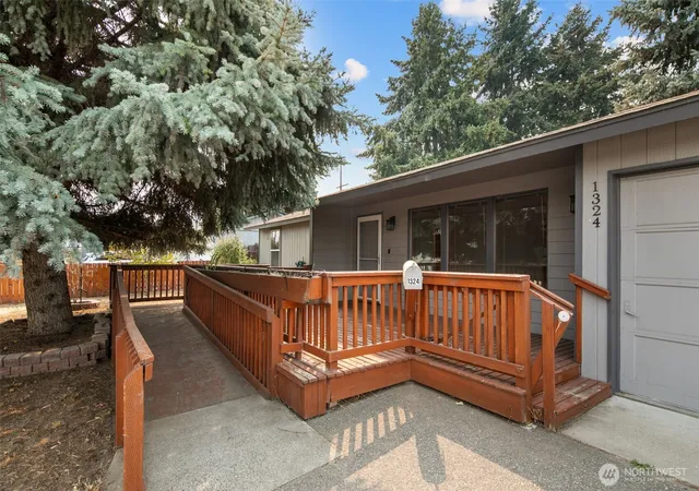 Photo 1 of Sale Pending at 1324 Cascade St, Wenatchee, WA 98801 | MLS# NWM2569147 | Listing updated on 2026-10-08