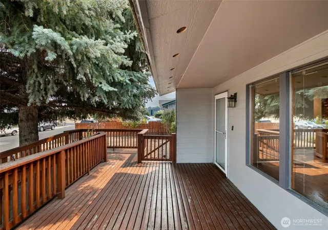 Photo 2 of Sale Pending at 1324 Cascade St, Wenatchee, WA 98801 | MLS# NWM2569147 | Listing updated on 2026-10-08