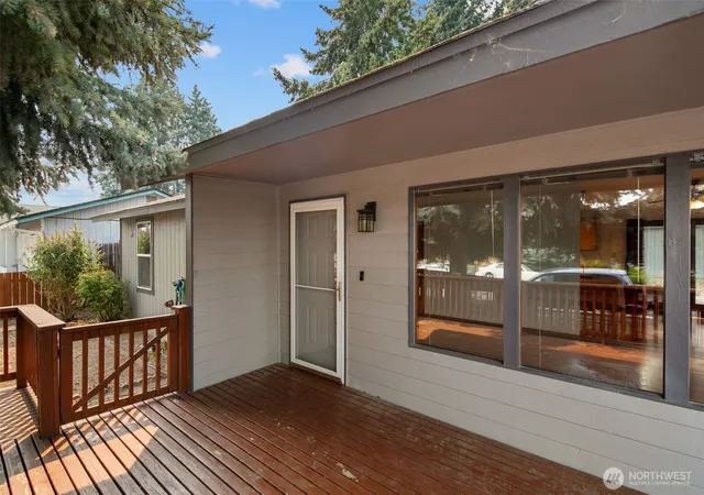 Photo 3 of Sale Pending at 1324 Cascade St, Wenatchee, WA 98801 | MLS# NWM2569147 | Listing updated on 2026-10-08