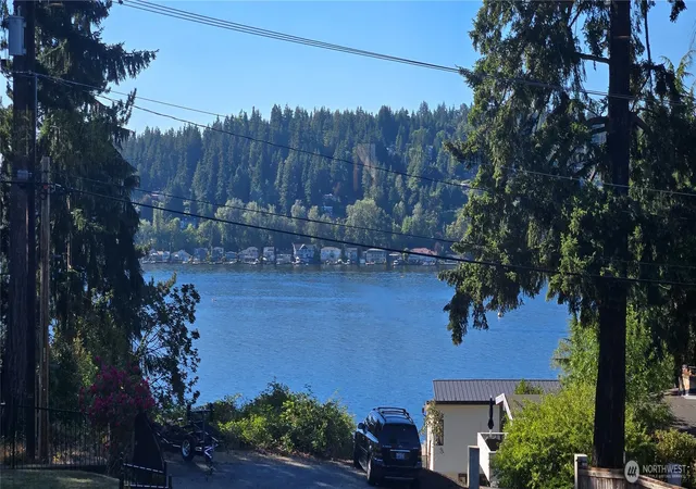 Photo 4 of Single family home for sale at 16066 Inglewood Rd NE, Kenmore, WA 98028 | MLS# NWM2569187 | Listing updated on 2026-10-01