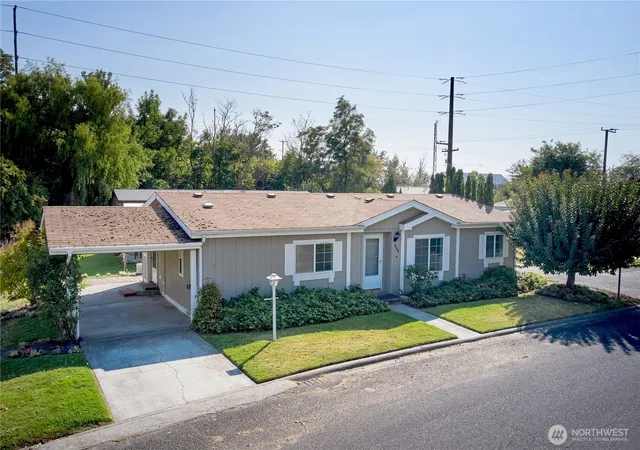 Photo 1 of Sale Pending at 808 Se Mockingbird Dr, College Place, WA 99324 | MLS# NWM2569192 | Listing updated on 2026-10-16