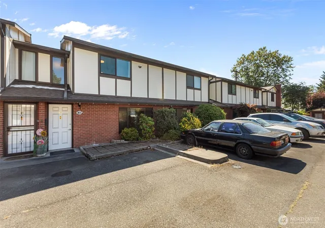 Townhouse for sale at 212 SW 146th Street #105, Burien, WA 98166 | MLS# NWM2569238