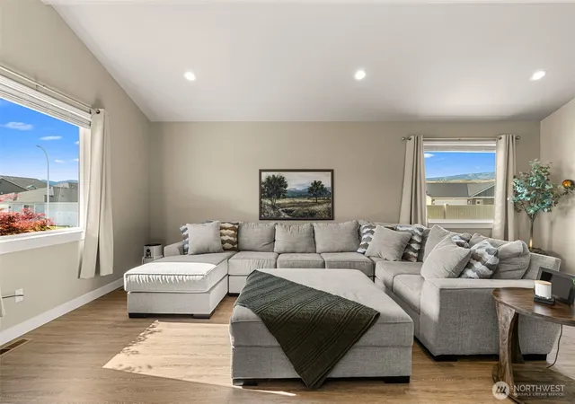 Photo 3 of Single family home for sale at 284 S Nevada, East Wenatchee, WA 98802 | MLS# NWM2569296 | Listing updated on 2026-09-29