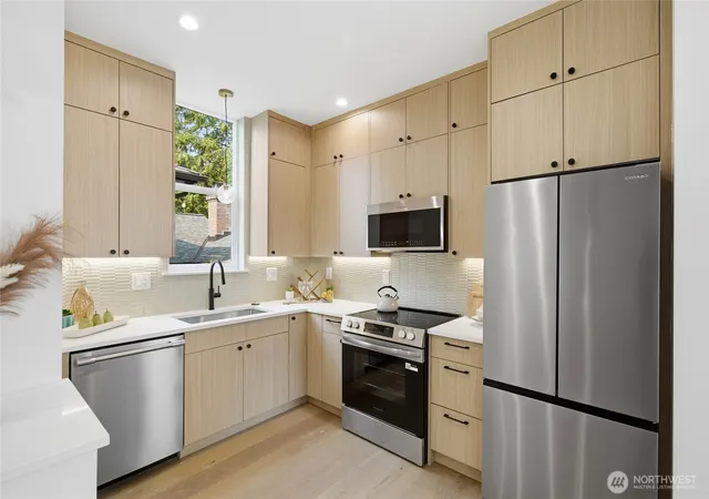 Photo 4 of Townhouse for sale at 7533 31st Avenue NE #B, Seattle, WA 98115 | MLS# NWM2569337 | Listing updated on 2026-10-02
