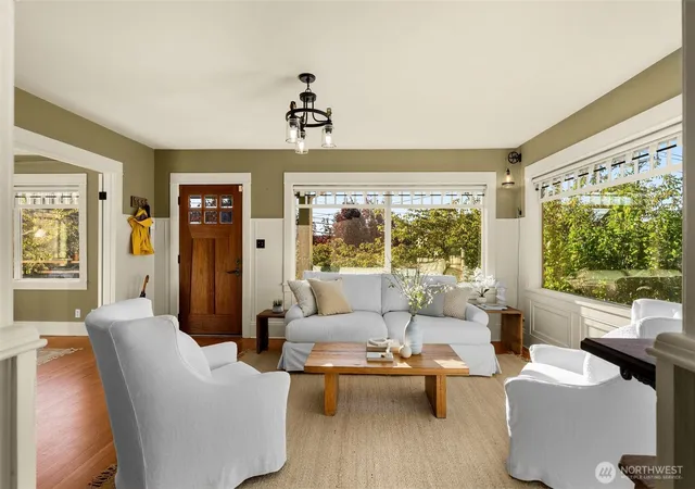 Photo 3 of Sale Pending at 3006 11th Avenue W, Seattle, WA 98119 | MLS# NWM2569339 | Listing updated on 2026-09-20