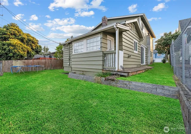 Photo 2 of Single family home for sale at 3633 E J St, Tacoma, WA 98404 | MLS# NWM2569428 | Listing updated on 2026-09-29
