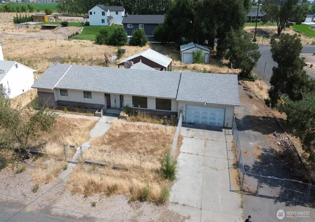 Photo 1 of Sale Pending at 4033 Shorecrest Dr Ne, Moses Lake, WA 98837 | MLS# NWM2569444 | Listing updated on 2026-08-19