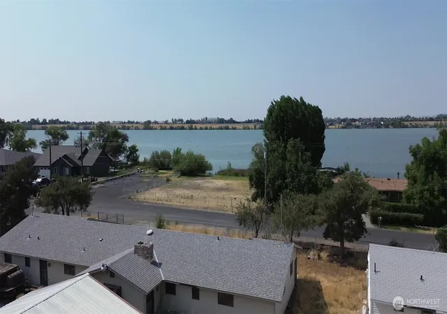 Photo 3 of Sale Pending at 4033 Shorecrest Dr Ne, Moses Lake, WA 98837 | MLS# NWM2569444 | Listing updated on 2026-08-19