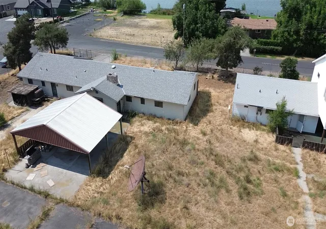 Photo 3 of Sale Pending at 4033 Shorecrest Dr NE, Moses Lake, WA 98837 | MLS# NWM2569444 | Listing updated on 2026-08-19