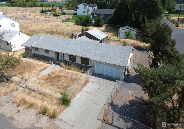 Photo 4 of Sale Pending at 4033 Shorecrest Dr NE, Moses Lake, WA 98837 | MLS# NWM2569444 | Listing updated on 2026-08-19