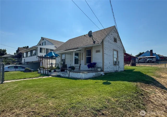 Photo 1 of Single family home for sale at 800 Methow St, Wenatchee, WA 98801 | MLS# NWM2569474 | Listing updated on 2026-09-23