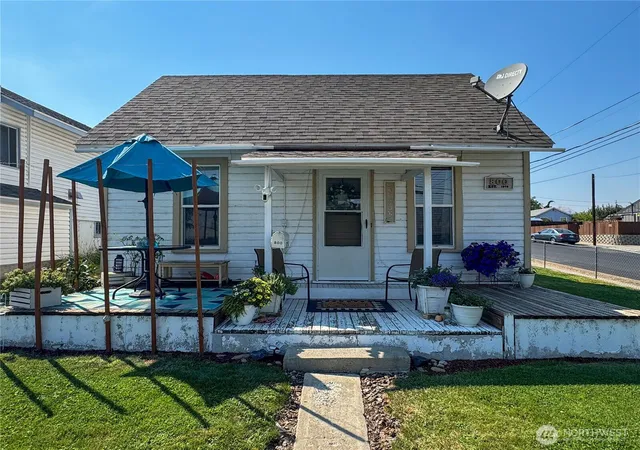 Photo 2 of Single family home for sale at 800 Methow St, Wenatchee, WA 98801 | MLS# NWM2569474 | Listing updated on 2026-09-23