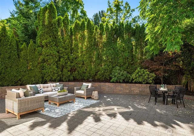 Photo 4 of Sale Pending at 1543 NE Iris St, Issaquah, WA 98029 | MLS# NWM2569499 | Listing updated on 2026-09-30