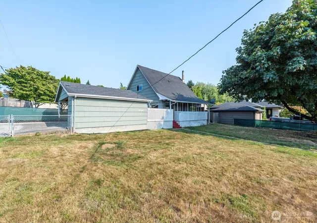 Photo 3 of Single family home for sale at 606 N 16th Avenue, Kelso, WA 98626 | MLS# NWM2569558 | Listing updated on 2026-09-23
