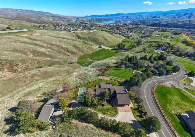 Photo 2 of Single family home for sale at 4333 Anna Ln, Wenatchee, WA 98801 | MLS# NWM2569584 | Listing updated on 2026-10-01