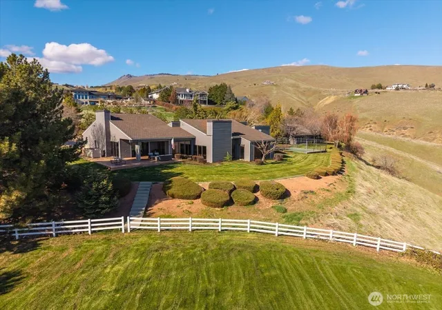 Photo 3 of Single family home for sale at 4333 Anna Ln, Wenatchee, WA 98801 | MLS# NWM2569584 | Listing updated on 2026-10-01