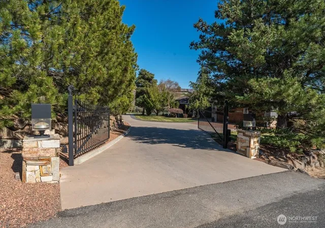 Photo 3 of Single family home for sale at 4333 Anna Ln, Wenatchee, WA 98801 | MLS# NWM2569584 | Listing updated on 2026-10-01