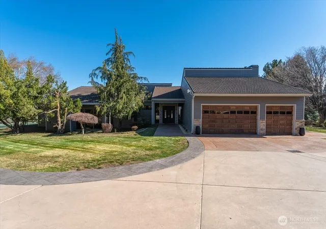 Photo 4 of Single family home for sale at 4333 Anna Ln, Wenatchee, WA 98801 | MLS# NWM2569584 | Listing updated on 2026-10-01