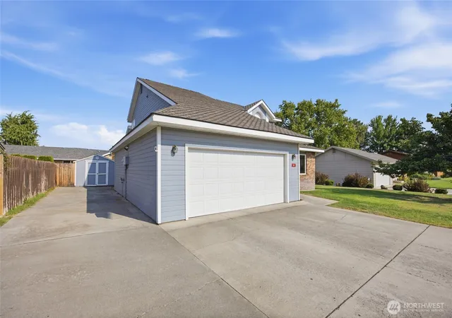 Photo 3 of Single family home for sale at 222 F St Se, Ephrata, WA 98823 | MLS# NWM2569640 | Listing updated on 2026-09-23