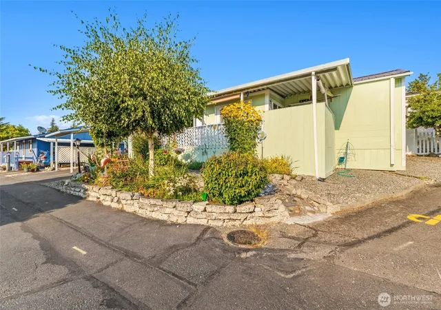 Photo 3 of Manufactured home for sale at 1200 Lincoln St #190, Bellingham, WA 98229 | MLS# NWM2569678 | Listing updated on 2026-10-02