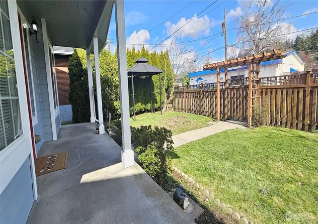 Photo 2 of Sale Pending at 209 Factory Ave N, Renton, WA 98057 | MLS# NWM2569683 | Listing updated on 2026-10-01