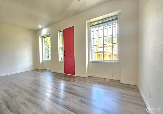 Photo 3 of Sale Pending at 209 Factory Ave N, Renton, WA 98057 | MLS# NWM2569683 | Listing updated on 2026-10-01