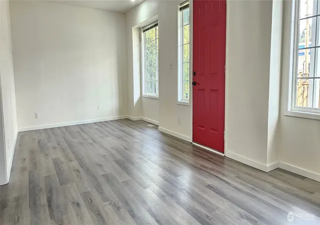 Photo 4 of Sale Pending at 209 Factory Ave N, Renton, WA 98057 | MLS# NWM2569683 | Listing updated on 2026-10-01