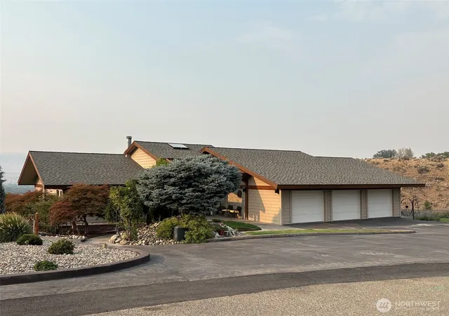 Photo 1 of Single family home for sale at 522 Hillcrest Cir Dr, Omak, WA 98841 | MLS# NWM2569735 | Listing updated on 2026-09-23