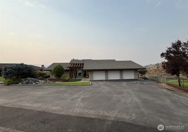 Photo 2 of Single family home for sale at 522 Hillcrest Cir Dr, Omak, WA 98841 | MLS# NWM2569735 | Listing updated on 2026-09-23