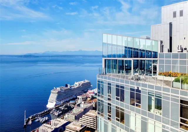 Photo 2 of Condo for sale at 121 Stewart St #3004, Seattle, WA 98101 | MLS# NWM2569752 | Listing updated on 2026-09-23