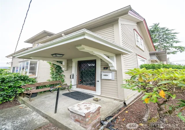 Photo 3 of Single family home for sale at 105 E 2nd Street, Aberdeen, WA 98520 | MLS# NWM2569755 | Listing updated on 2026-09-23