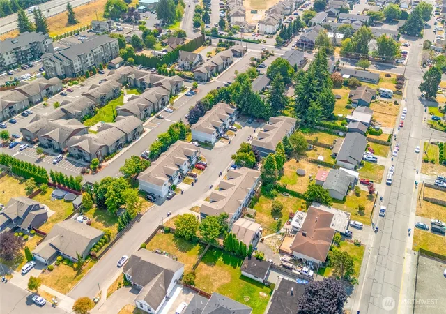 Photo 4 of Townhouse for sale at 496 Harvest Edge Pl, Burlington, WA 98233 | MLS# NWM2569780 | Listing updated on 2026-09-26