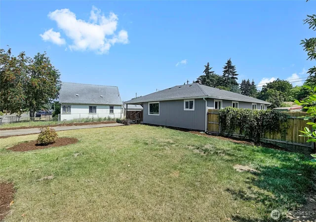 Photo 3 of Sale Pending at 256 Douglas St, Longview, WA 98632 | MLS# NWM2569830 | Listing updated on 2026-09-21