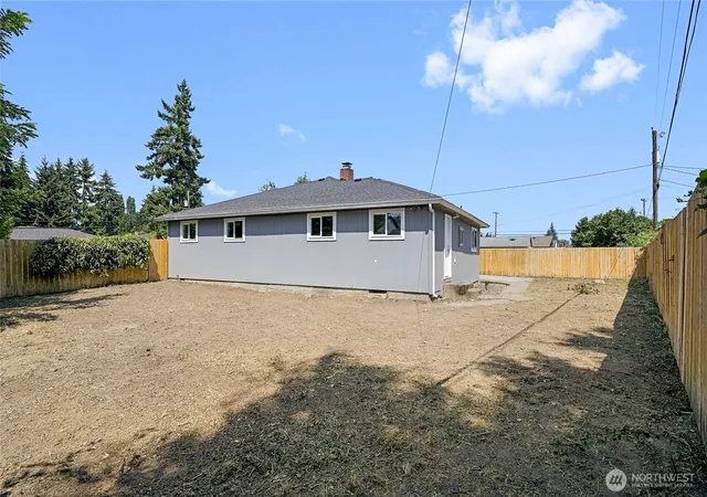 Photo 4 of Sale Pending at 256 Douglas St, Longview, WA 98632 | MLS# NWM2569830 | Listing updated on 2026-09-21