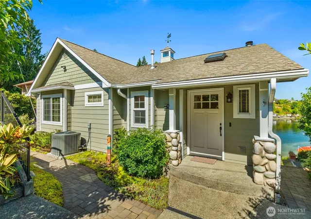 Photo 4 of Single family home for sale at 9941 Mariner Dr NW, Olympia, WA 98502 | MLS# NWM2570006 | Listing updated on 2026-09-23