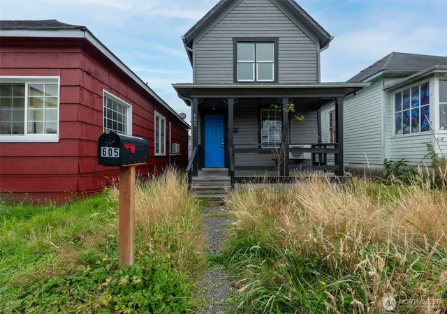Photo 3 of Single family home for sale at 605 W 1st Street, Aberdeen, WA 98520 | MLS# NWM2570041 | Listing updated on 2026-09-28