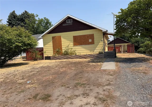 Photo 1 of Single family home for sale at 20 N Elm St, Omak, WA 98841 | MLS# NWM2570067 | Listing updated on 2026-09-21