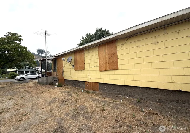 Photo 2 of Single family home for sale at 20 N Elm St, Omak, WA 98841 | MLS# NWM2570067 | Listing updated on 2026-09-21