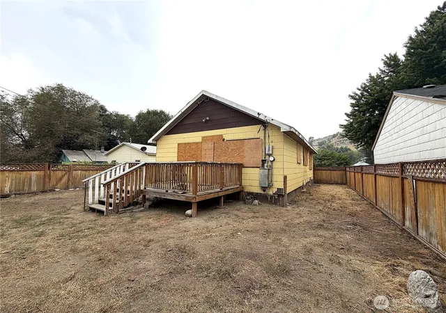 Photo 3 of Single family home for sale at 20 N Elm St, Omak, WA 98841 | MLS# NWM2570067 | Listing updated on 2026-09-21