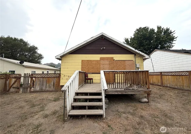 Photo 3 of Single family home for sale at 20 N Elm St, Omak, WA 98841 | MLS# NWM2570067 | Listing updated on 2026-09-21