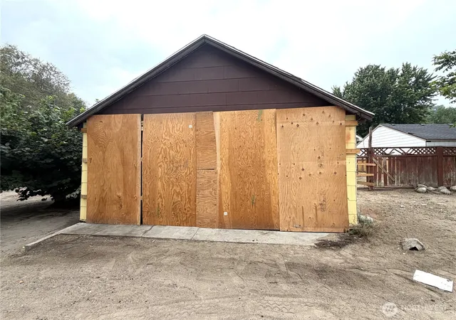 Photo 4 of Single family home for sale at 20 N Elm St, Omak, WA 98841 | MLS# NWM2570067 | Listing updated on 2026-09-21