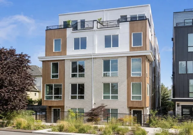 Photo 1 of Townhouse for sale at 222 10th Avenue E #D, Seattle, WA 98102 | MLS# NWM2570089 | Listing updated on 2026-10-01