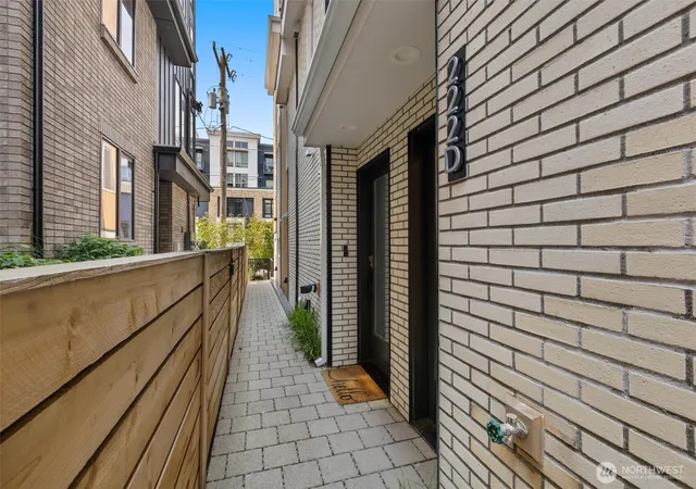 Photo 3 of Townhouse for sale at 222 10th Avenue E #D, Seattle, WA 98102 | MLS# NWM2570089 | Listing updated on 2026-10-01