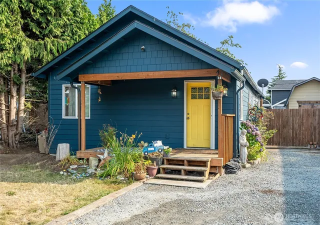 Photo 2 of Single family home for sale at 675 D St, Blaine, WA 98230 | MLS# NWM2570111 | Listing updated on 2026-09-20